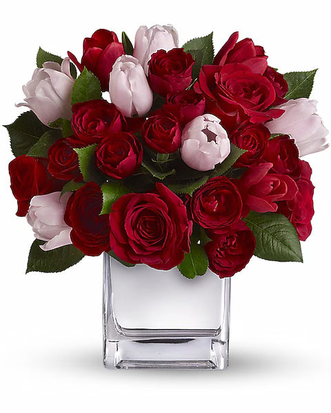 legant rose bouquet in a clear vase.
